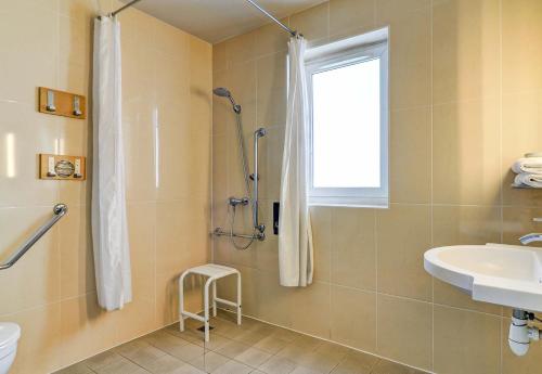 第戎B&B HOTEL Dijon Nord Zénith的带淋浴和盥洗盆的浴室