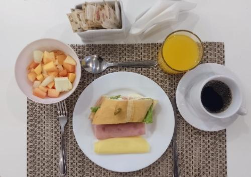巴乌鲁阿斯多尔酒店的餐桌,饭盘,咖啡