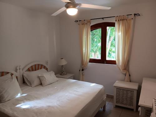 拉斯特拉纳斯Newly Renovated Seaside Oasis at Bonita Village的卧室配有白色的床和窗户。