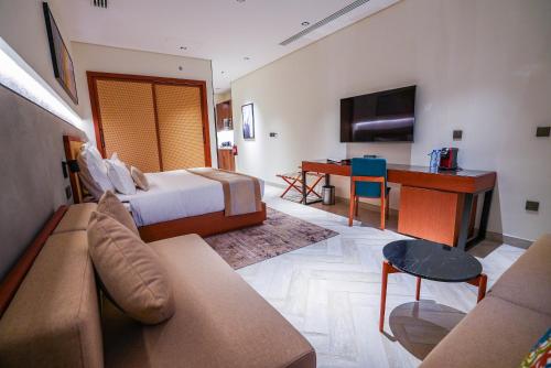利雅德Vivian Park El Raeid Hotel的配有一张床和一张书桌的酒店客房