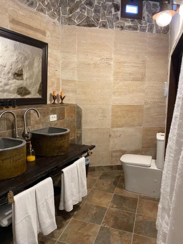 TanqueCASA MARA Casa Rural con terraza, barbacoa y vistas al Teide的一间带两个盥洗盆和卫生间的浴室