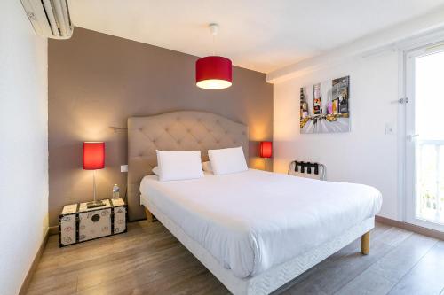 第戎Hôtel Dijon Sud Longvic的一间卧室配有一张大白色的红色灯床