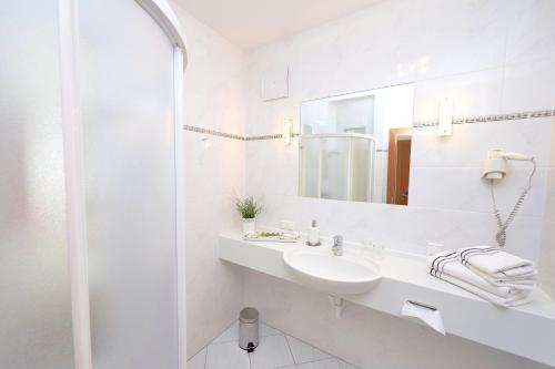 默德林默德林城市酒店的白色的浴室设有水槽和镜子