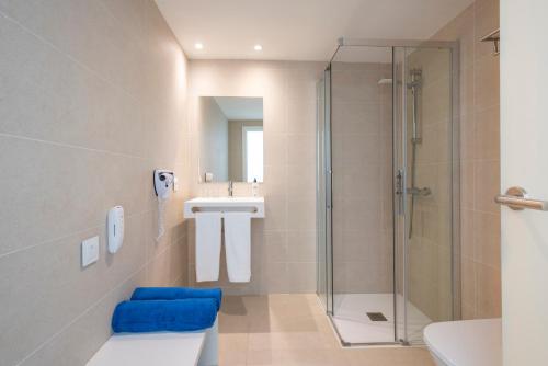马盖鲁夫圣米歇尔大西洋公园酒店的带淋浴、卫生间和盥洗盆的浴室