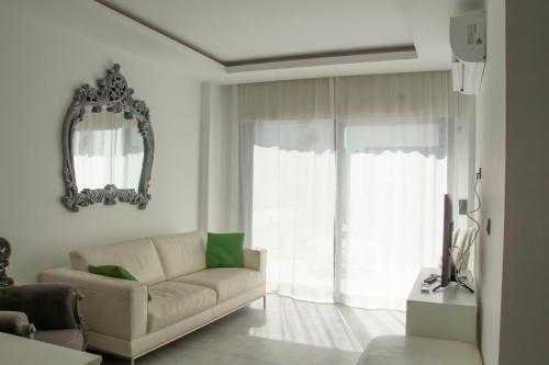 图尔古特雷斯Seaside Serenity in Bodrum: Luxury Retreat w View的带沙发和镜子的客厅