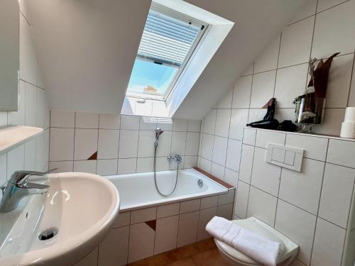 伯多兹Ferienhaus Can Miguel - Urlaubsoase in ruhigem Wohngebiet的浴室配有盥洗盆和浴缸。