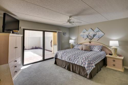 德通纳海滩海岸Daytona Beach Shores Condo Rental Walk to Beach!的一间卧室设有一张床和一个滑动玻璃门