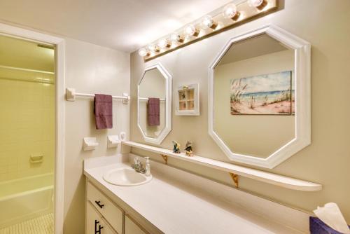德通纳海滩海岸Daytona Beach Shores Condo Rental Walk to Beach!的一间带水槽和镜子的浴室
