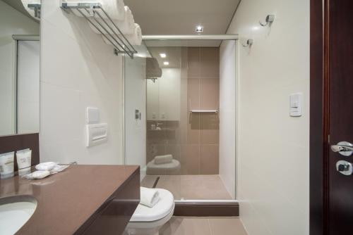 格拉玛多Hotel Laghetto Stilo Borges Gramado RS的浴室配有卫生间、盥洗盆和淋浴。