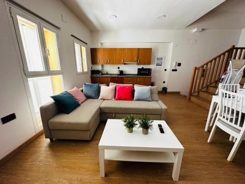 塞拉内华达Apartamento Sierra Nevada Galatino 22D的客厅配有沙发和桌子