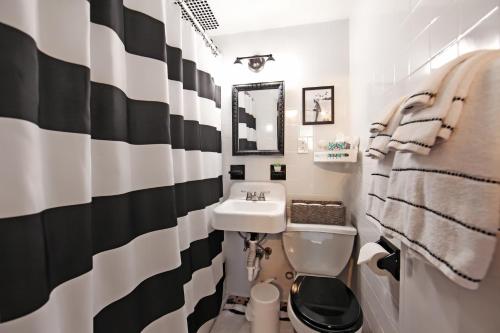 布鲁克林Serenity Park Slope - Entire Brownstone apt.的黑白浴室设有水槽和卫生间