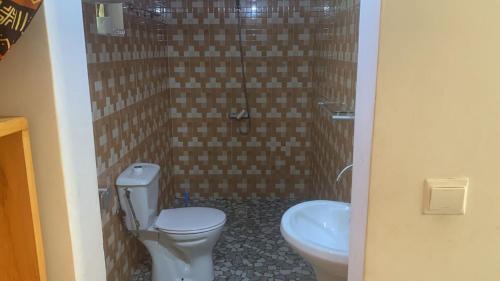 斯基灵角CAMPAMENTO CHEZ CAMPOS的一间带卫生间和水槽的浴室