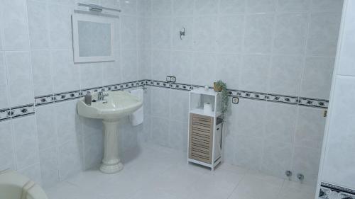 拉苏维亚CASA FAMILIAR LA ZUBIA - Granada的白色的浴室设有水槽和淋浴。