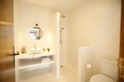 拉哈雷斯Casa Anahita的白色的浴室设有水槽和卫生间。