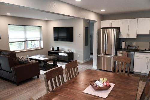 特拉弗斯城✵ Newly Remodeled Lovely 4BDR Retreat ➠ 3191的厨房以及带桌子和冰箱的客厅。