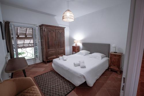 蒙托邦Gîte du chemin des Dames的卧室设有一张白色大床和一扇窗户。