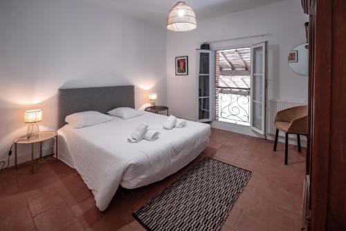 蒙托邦Gîte du chemin des Dames的一间带白色床的卧室和一个阳台