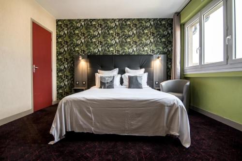 阿尔比The Originals City, Hôtel Rive Droite, Albi "Quartier Madeleine"的卧室配有一张白色大床和一把椅子