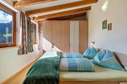 卡迪皮特拉Glocklechnhof Sternenhimmel的小卧室配有带蓝色枕头的床