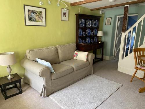HatherleighLemon Cottage的客厅配有沙发和桌子