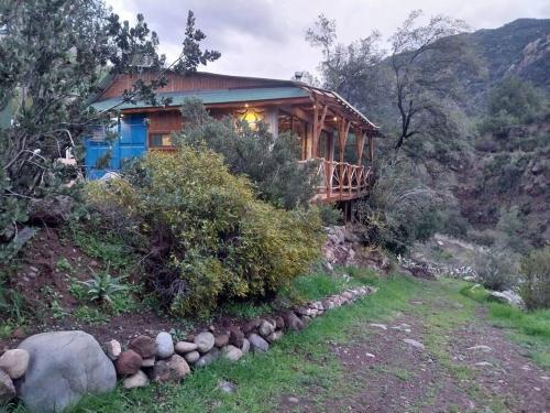 GuayacánArte Vitral Lodge - 4camas- aislada- terrazas -vista - piscina-sauna的森林中间的木屋
