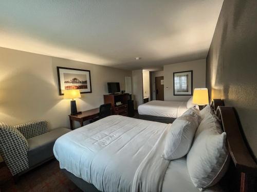 希博伊根海港风酒店的酒店客房,设有两张床和一张沙发