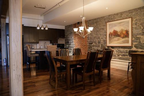 魁北克市皇家达尔豪斯酒店的用餐室以及带桌椅的厨房。