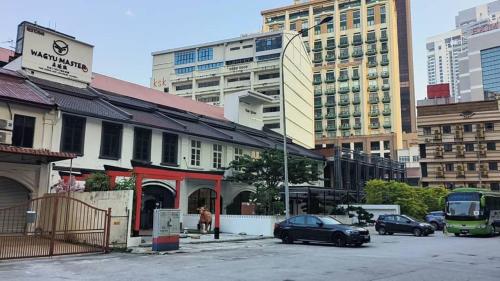吉隆坡The RED的城市里一座有汽车和公共汽车的建筑
