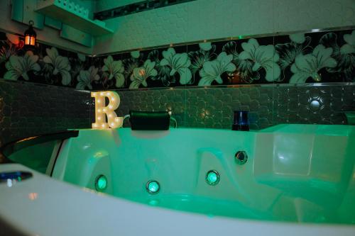 普卡尔帕HOTEL RAYMONDI的浴室设有绿色水槽,墙上挂着一封信