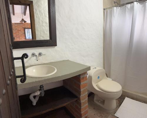 萨兰托Hotel Boutique Villa Isabel的一间带水槽和卫生间的浴室