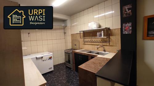 普诺Urpi Wasi Backpackers的一间带水槽和炉灶的小厨房