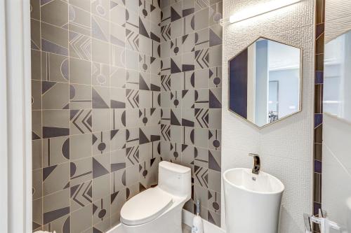 迈阿密Deco Delight - Central Hub的一间带卫生间、水槽和镜子的浴室