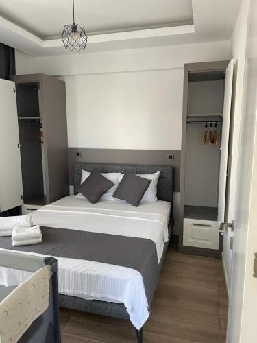 凯麦尔KALİDA APART的卧室配有2张白色和灰色的床