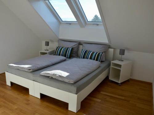 瓦瑟堡Ferienwohnung 180 Grad的窗户客房内的一张床位