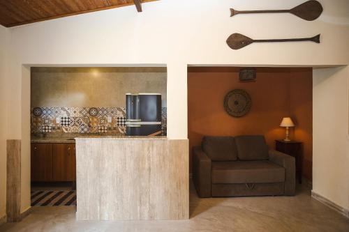 布希奥斯Solar da Teresa的带沙发的客厅和厨房