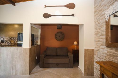 布希奥斯Solar da Teresa的带沙发和墙壁的客厅