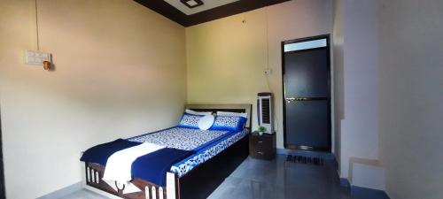 马尔万Costel的一间卧室配有一张带蓝色和白色枕头的床