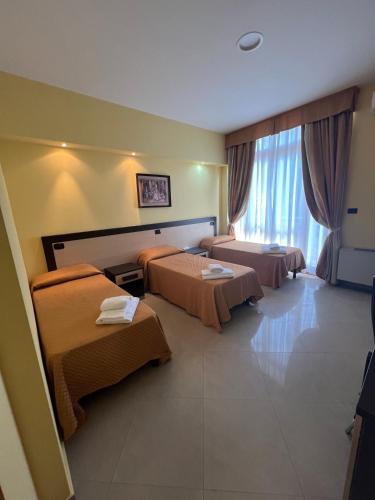 蒙卡列里塞斯特雷住宿酒店的酒店客房设有两张床和窗户。