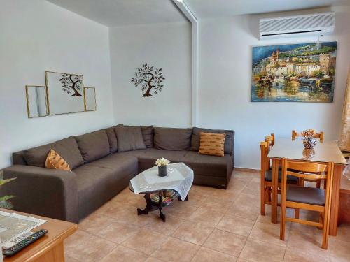 PentamodiEva's House, Cozy Apartment in Traditional Village的客厅配有沙发和桌子