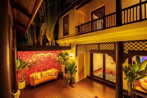 曼谷夏日马卡龙系列 四卧三卫 私人泳池的大楼内带黄色沙发的客厅
