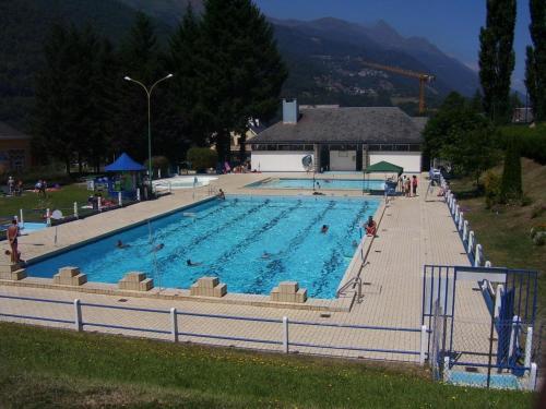 吕兹-圣索沃尔莱斯坦普来尔酒店的一座大型游泳池,里面设有人员
