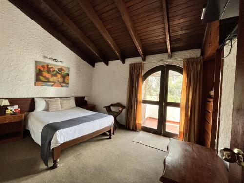 阿雷基帕Hotel La Casa de Tin tin的一间卧室设有一张床和一个大窗户