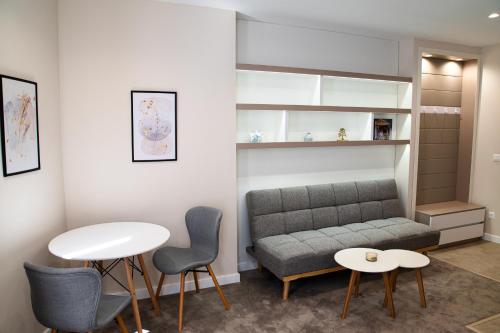 鲁塞City Zen的客厅配有沙发和桌椅