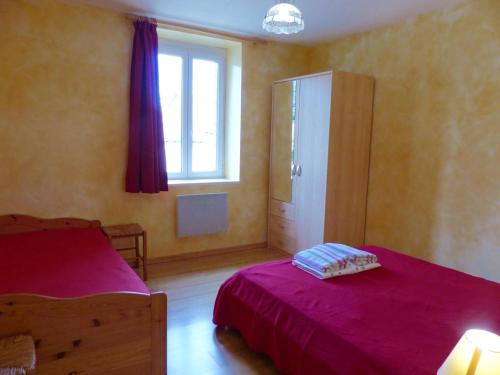 Saint-PalaisAppartement Saint-Palais (Allier), 3 pièces, 6 personnes - FR-1-489-418的一间卧室设有两张床和窗户。