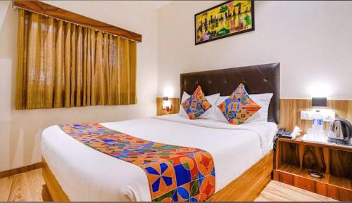 孟买Hotel Deluxe Residency的一间卧室,卧室内配有一张大床