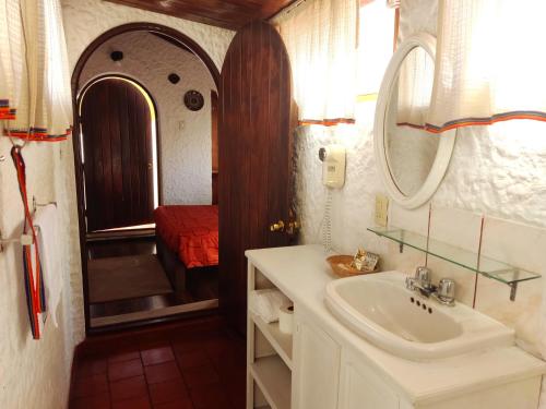 阿雷基帕Hotel La Casa de Tin tin的一间带水槽和镜子的浴室以及一张床