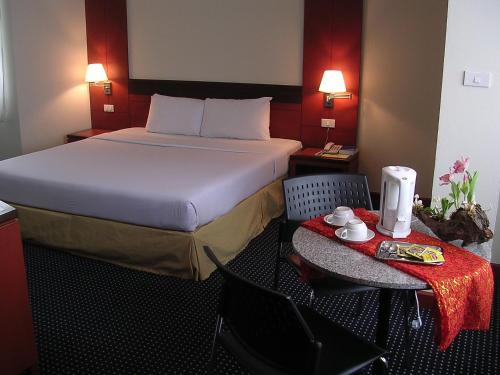 合艾金皇冠酒店客房内的一张或多张床位