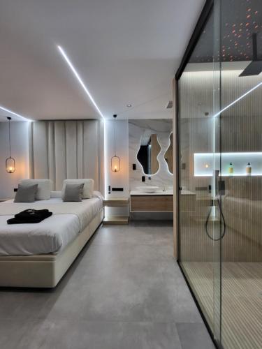 鲁伊德拉suites home ruidera的一间带大床的卧室和一间浴室
