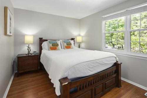 斯特灵Townhome in No VA, 40 Mins to DC, Pets OK, Fast WiFi的一间卧室设有一张大床和一个窗户。