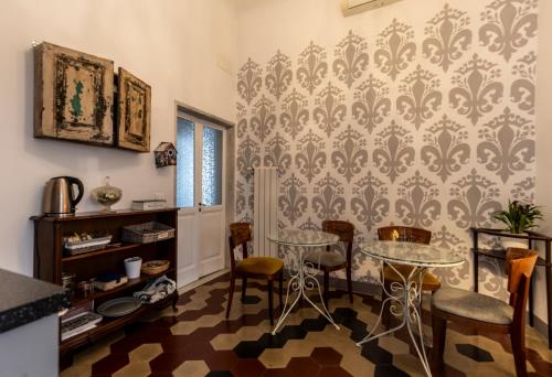 萨尔扎纳吉安格瑞旅馆的客厅配有桌椅